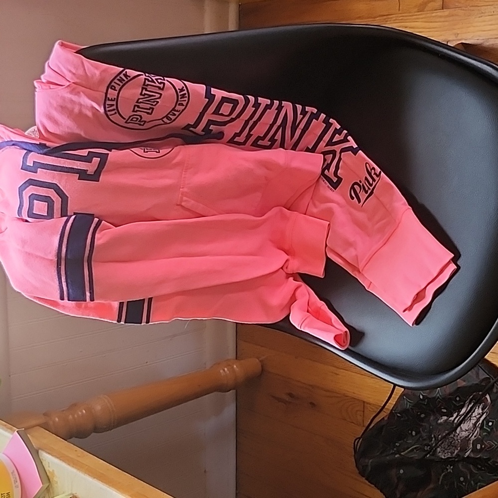 Pink vs pink sweatsuut